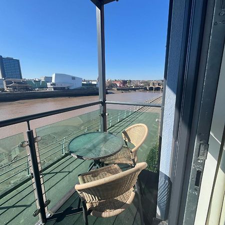Luxury Riverside 2 Bedroomed Apartment With Balcony 纽波特 外观 照片