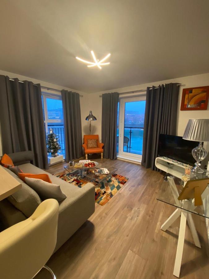 Luxury Riverside 2 Bedroomed Apartment With Balcony 纽波特 外观 照片