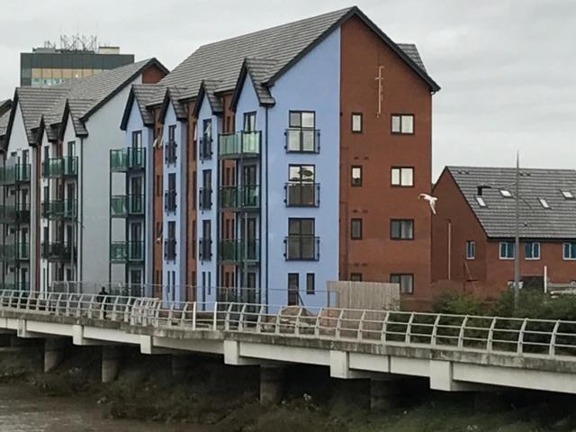 Luxury Riverside 2 Bedroomed Apartment With Balcony 纽波特 外观 照片