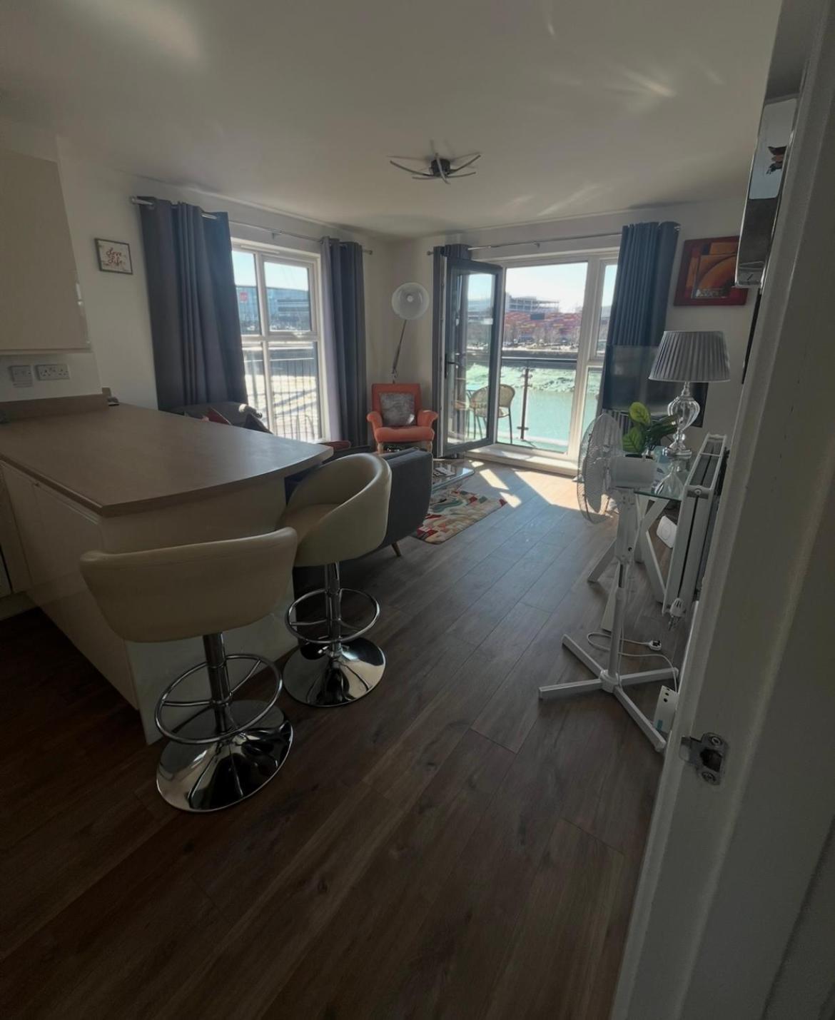 Luxury Riverside 2 Bedroomed Apartment With Balcony 纽波特 外观 照片