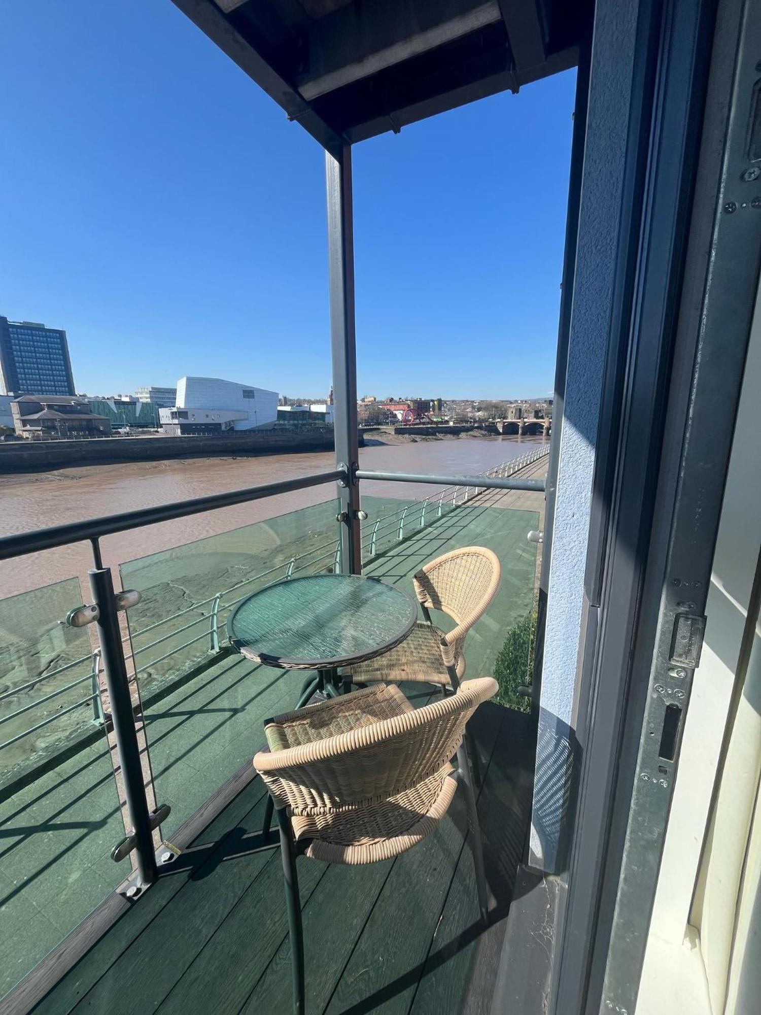 Luxury Riverside 2 Bedroomed Apartment With Balcony 纽波特 外观 照片